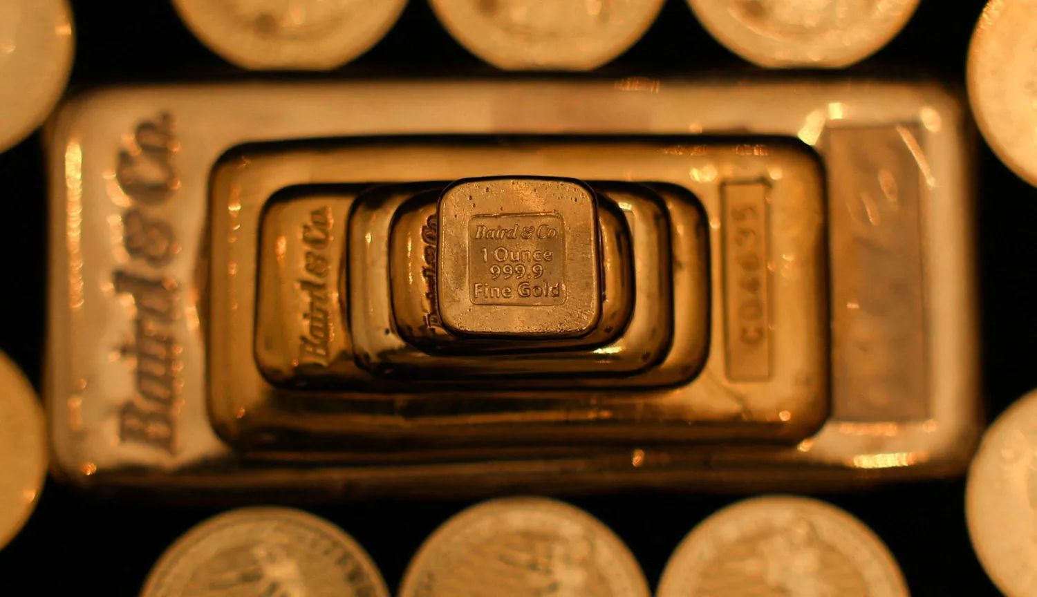 FILE PHOTO: UK gold bullion bars and coins are displayed at Baird & Co in Hatton Garden in London, Britain, October 8, 2025. REUTERS/Hiba Kola/File Photo