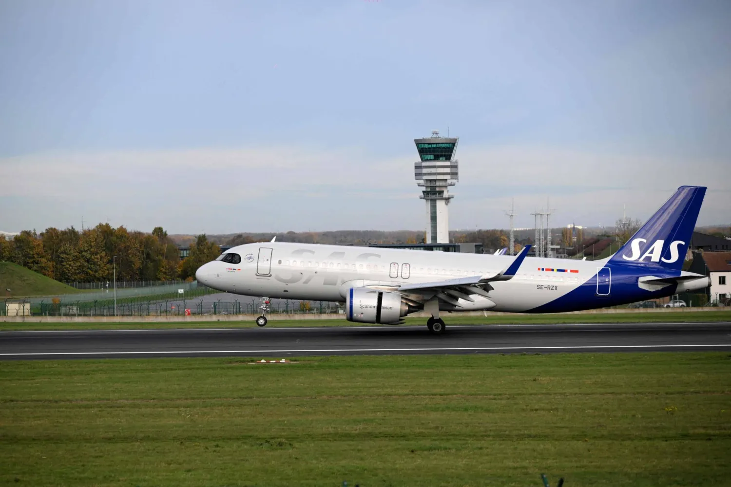 طائرة «إيرباص إيه 320 نيو» تابعة لـ«ساس سكاندينافيان إيرلاينز» تهبط في مطار بروكسل في زافينتيم (أ.ف.ب)