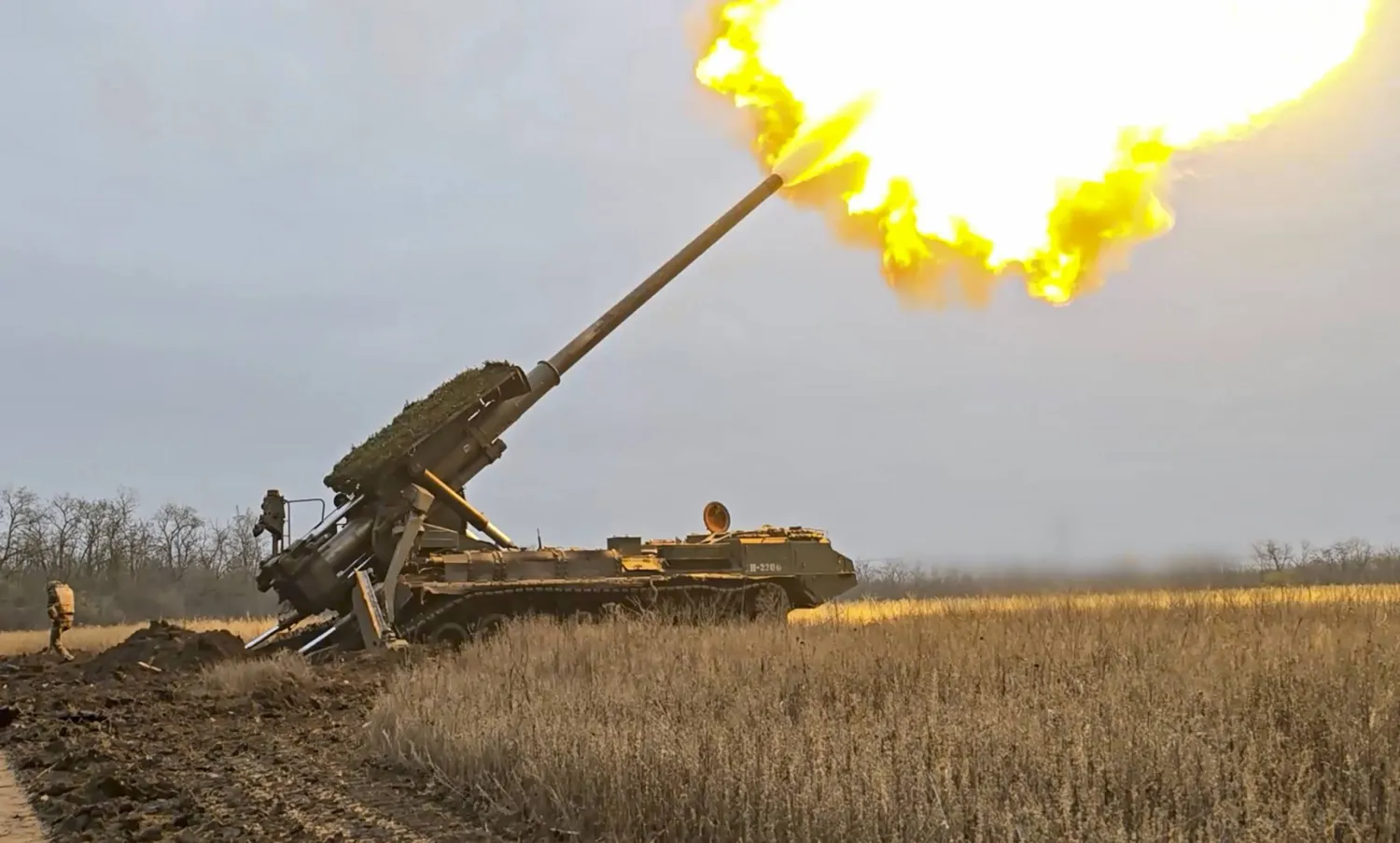صورة من شريط فيديو لمدفع روسي ذاتي الحركة يطلق قذيفة باتجاه مواقع أوكرانية (أرشيفية - إ.ب.أ)