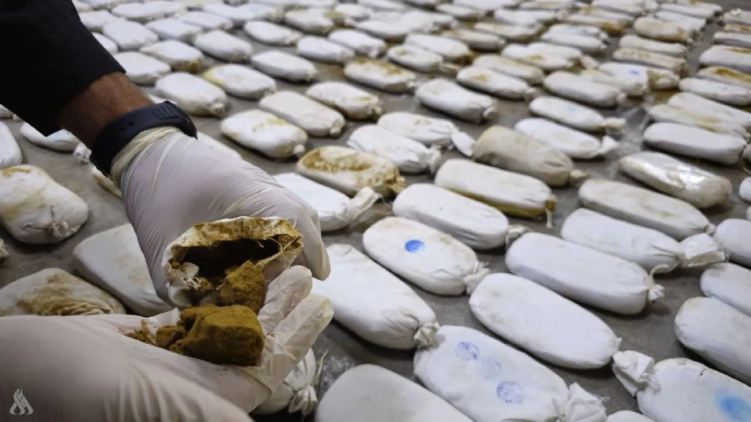 صورة وزعتها «وكالة الأنباء العراقية» لجانب من المخدرات المضبوطة