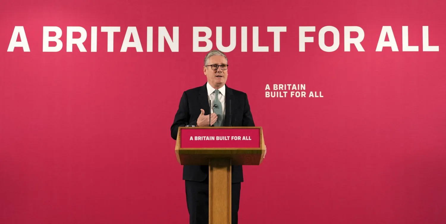 كير ستارمر يلقي خطاباً عقب ردود الفعل على إعلان موازنة حكومته في لندن (أ.ف.ب)