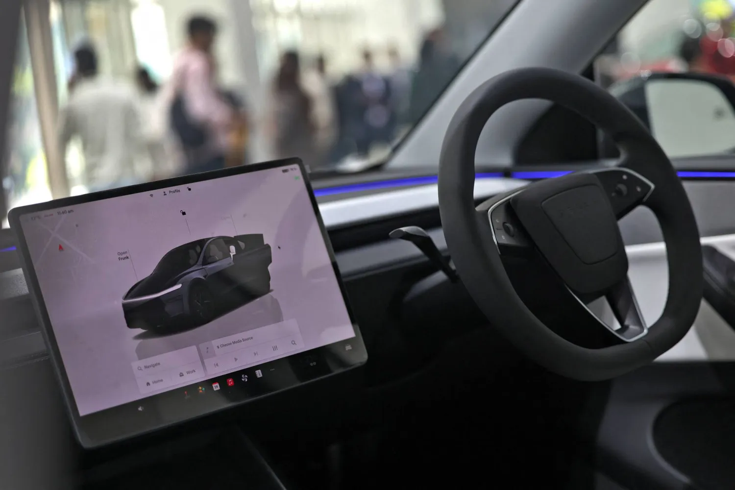 تصميم داخلي لسيارة «تسلا موديل واي» في المركز الجديد للشركة في غورغرام بالهند (رويترز)