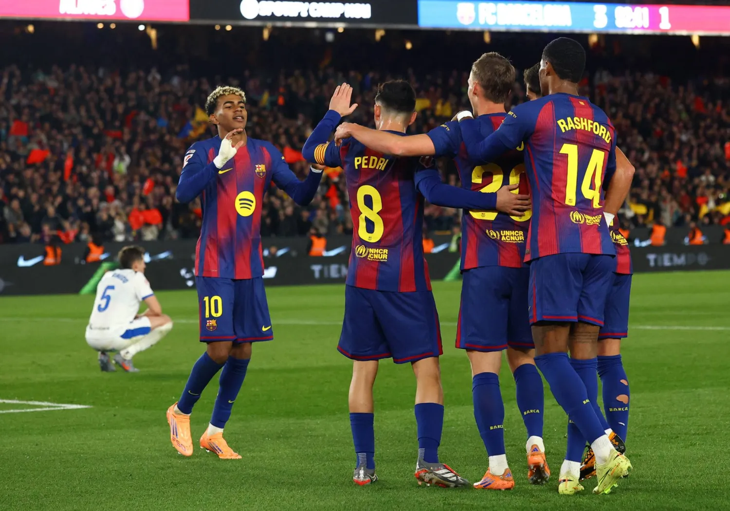 صدارة برشلونة على المحك في صدامه مع أتلتيكو (رويترز)