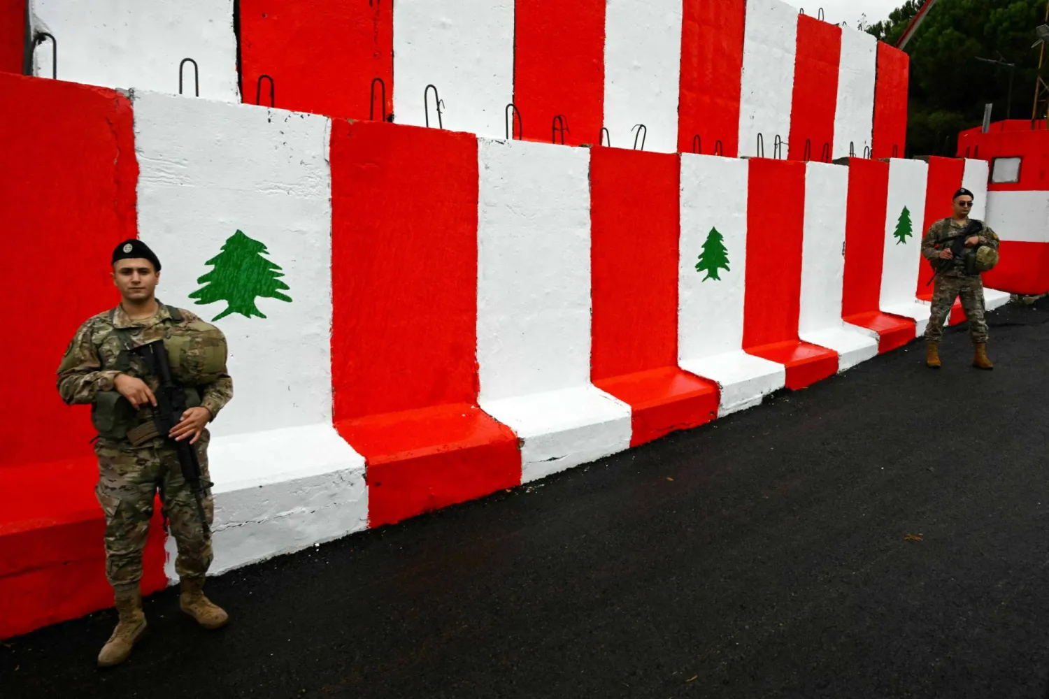 جنود في الجيش اللبناني يوفرون الحماية لموكب البابا ليو الرابع عشر أثناء زيارته لضريح مار شربل في عنايا شمال لبنان (أ.ف.ب)