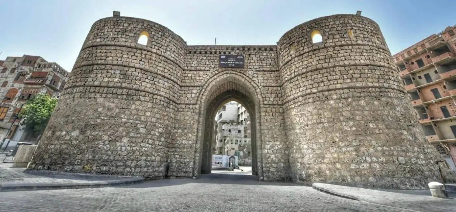 بوابة جدة التاريخية إحدى العلامات البارزة للمجسمات والفنون البصرية (واس)