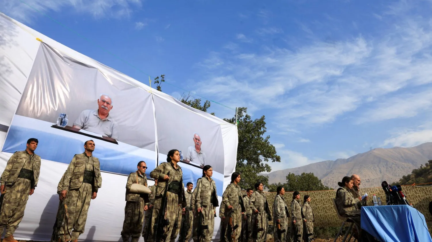 حزب «العمال الكردستاني» أعلن في مؤتمر صحافي بجبل قنديل في 26 أكتوبر الماضي سحب جميع مسلحيه من تركيا (رويترز)



القيادي في «العمال الكردستاني» آمد ملاذغيرت (أ.ف.ب)

نائبة رئيس المجموعة البرلمانية لحزب «الديمقراطية والمساواة للشعوب» غولستان كوتشيغيت (حساب الحزب في إكس)

عناصر من القوات التركية المشاركة في عملية «المخلب القفل» ضد «العمال الكردستاني» شمال العراق (الدفاع التركية - إكس)
أوجلان وجَّه نداءً في 27 فبراير الماضي لحل حزب «العمال الكردستاني» ونزع أسلحته (إ.ب.أ)