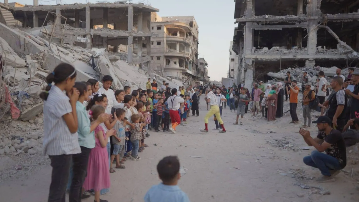 عروض «سيرك غزة الحر» مع الأطفال في لقطة من الفيلم (الشركة المنتجة)