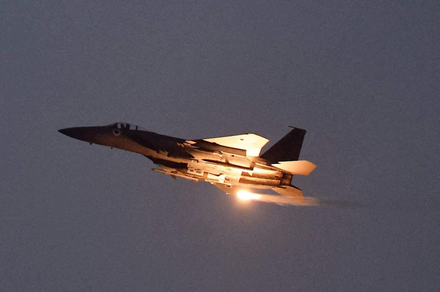 طائرة إسرائيلية من طراز «إف 15» تطلق صاروخاً تحذيرياً خلال تحليقها فوق غزة كما يظهر من الجانب الإسرائيلي للحدود (رويترز)
