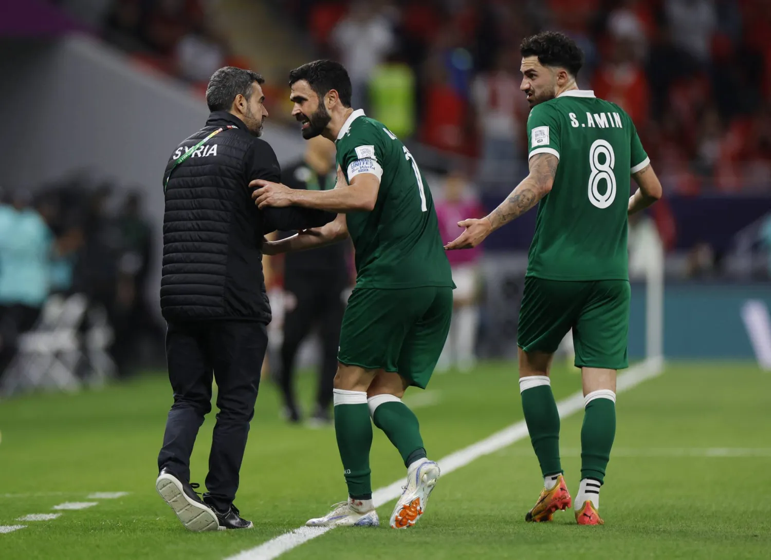 عمر خربين وزميله سيمون أمين يحتفلان بهدف الفوز على تونس (رويترز)