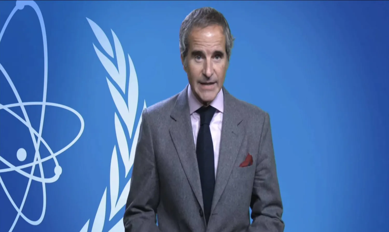 رافائيل غروسي يلقي كلمته التي بثت خلال المؤتمر بالفيديو (الشرق الأوسط)