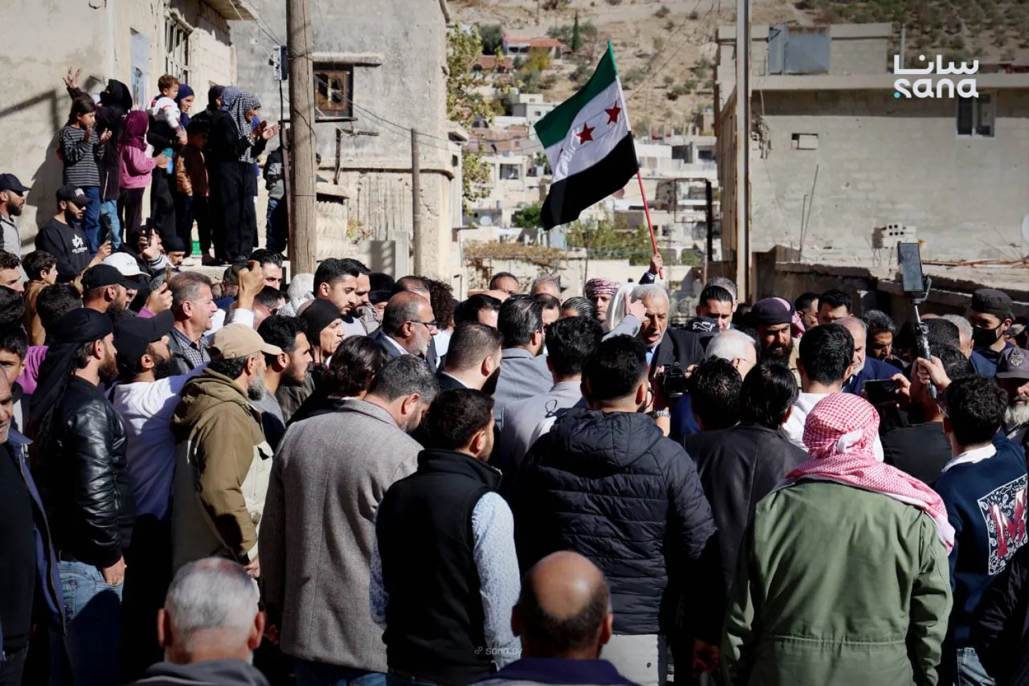 أهالي بلدة بيت جن بريف دمشق الغربي يستقبلون وفداً من الدبلوماسيين العرب حضر لتقديم العزاء في ضحايا الاجتياح الإسرائيلي قبل أيام (سانا)