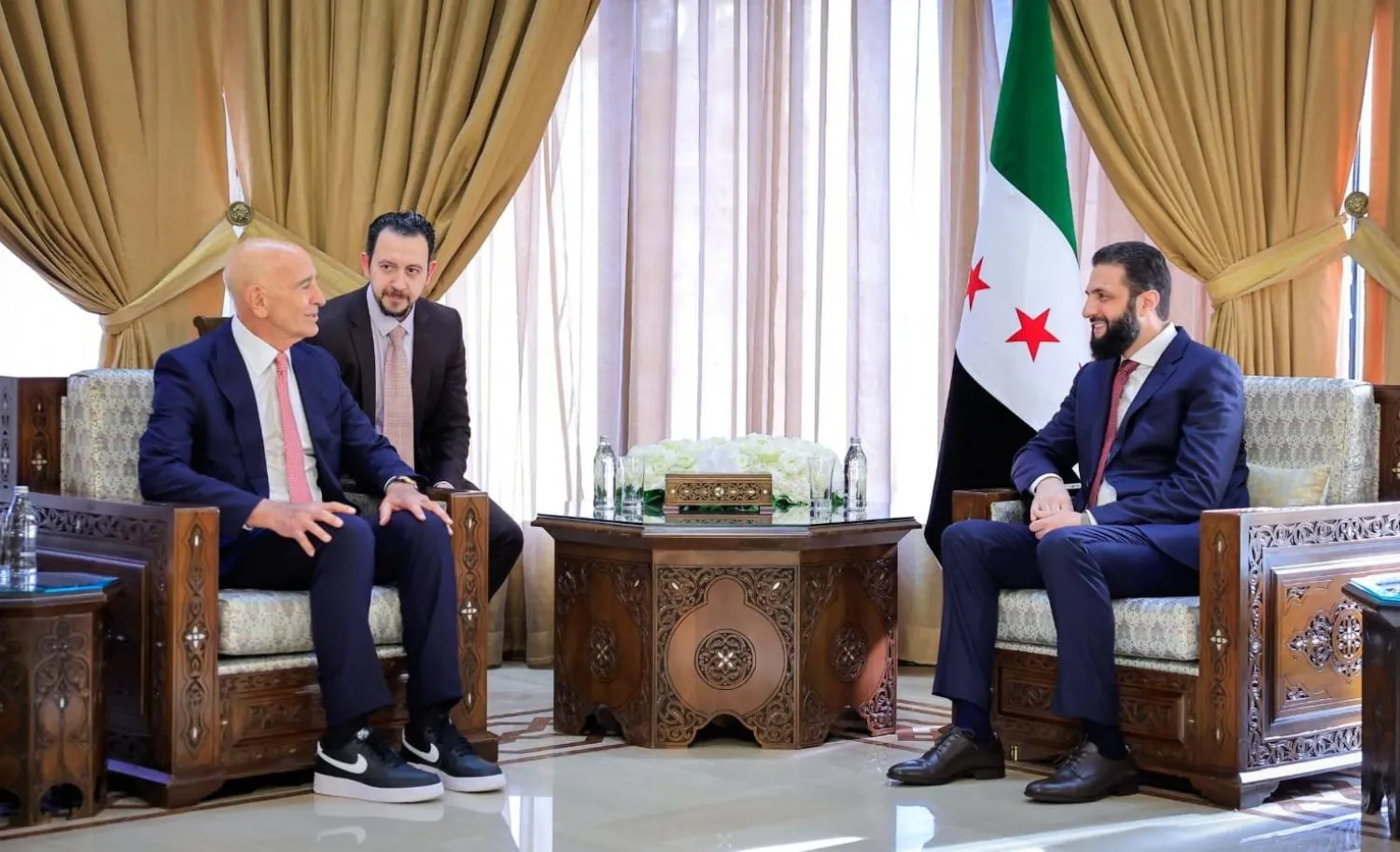 الرئيس السوري أحمد الشرع والمبعوث الأميركي الخاص توم برّاك (الرئاسة السورية)