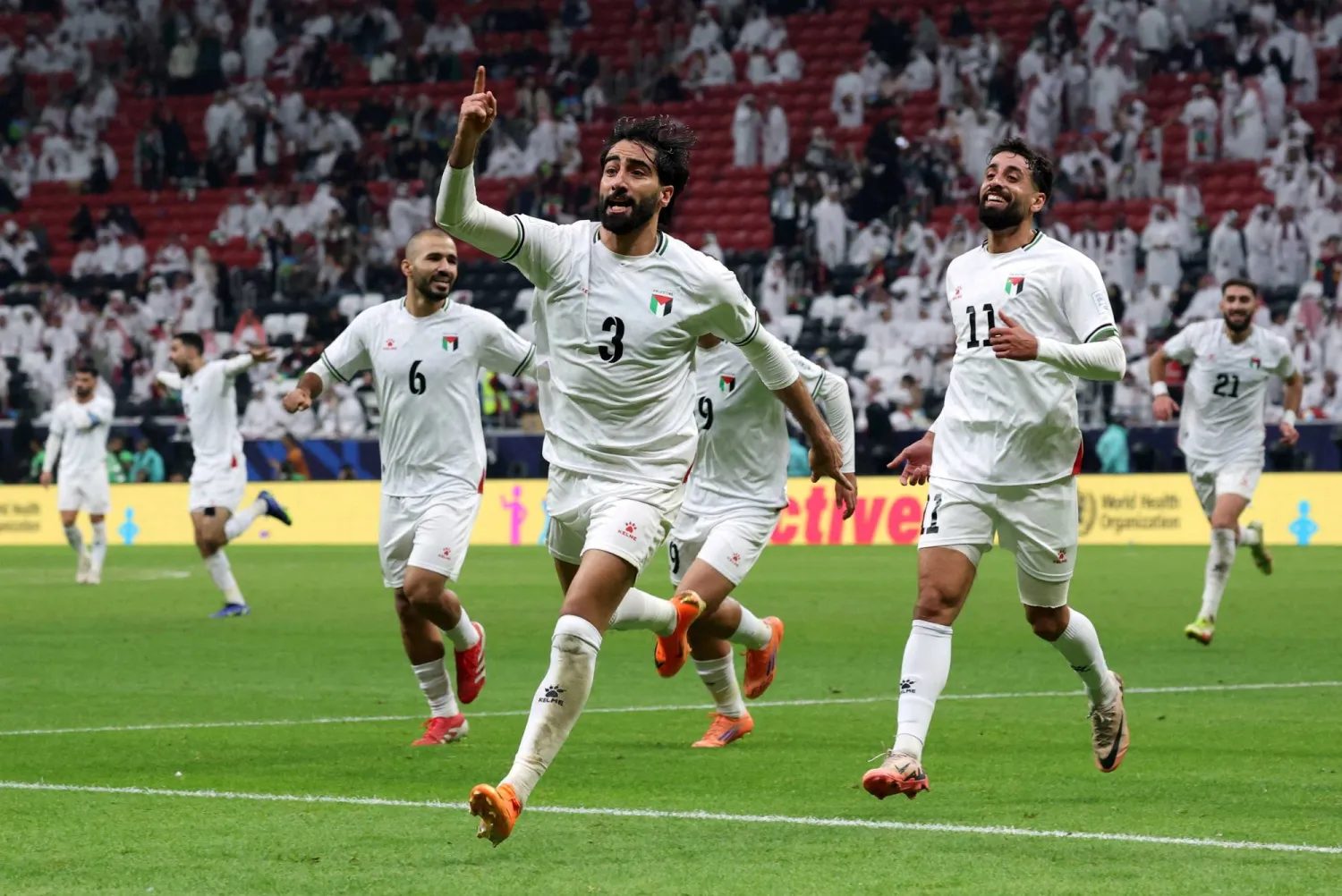 فرحة لاعبي فلسطين بالفوز القاتل على قطر (رويترز)