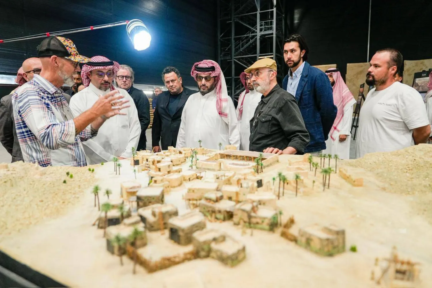 تركي آل الشيخ يشاهد العناصر البصرية الدقيقة التي تعكس البيئة التاريخية للفيلم (هيئة الترفيه)