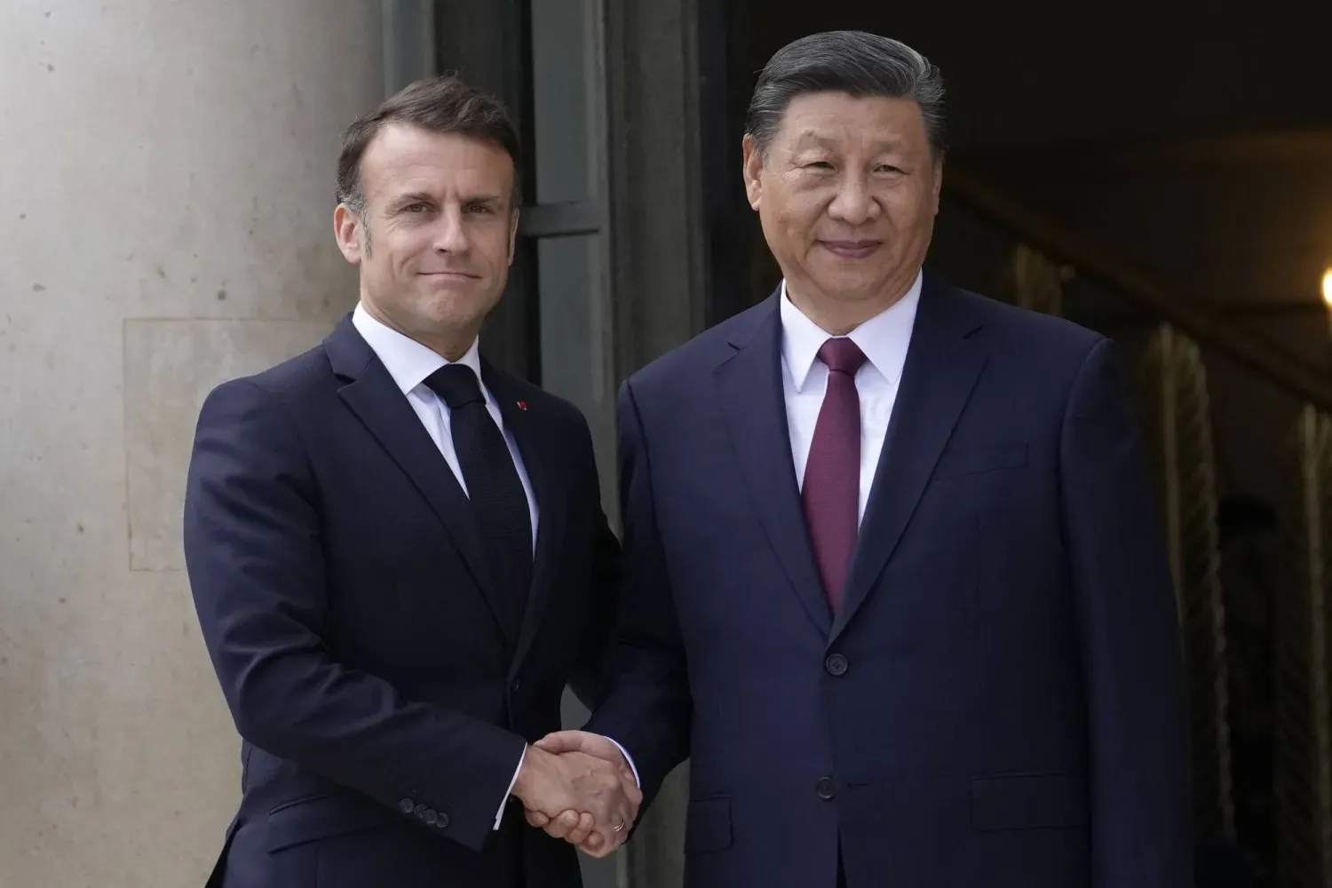 Macron, Şi'yi Elysee Sarayı'nda kabul ediyor (Arşiv- AP)