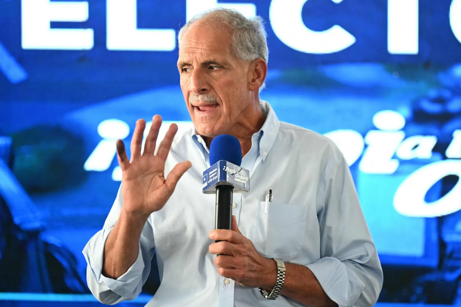 المرشح اليميني لرئاسة هندوراس نصري عصفورة يتحدث أمام أنصاره خلال مؤتمر صحافي (أ.ف.ب)