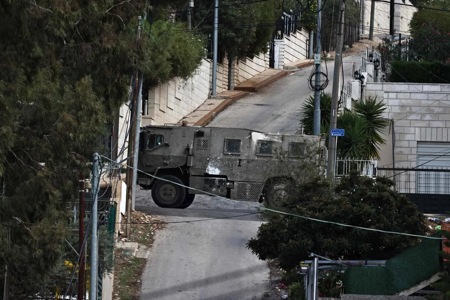 İsrail askeri aracı, işgal altındaki Batı Şeria'nın Ramallah kentinde dün düzenlediği baskın bir kare  (AFP)
