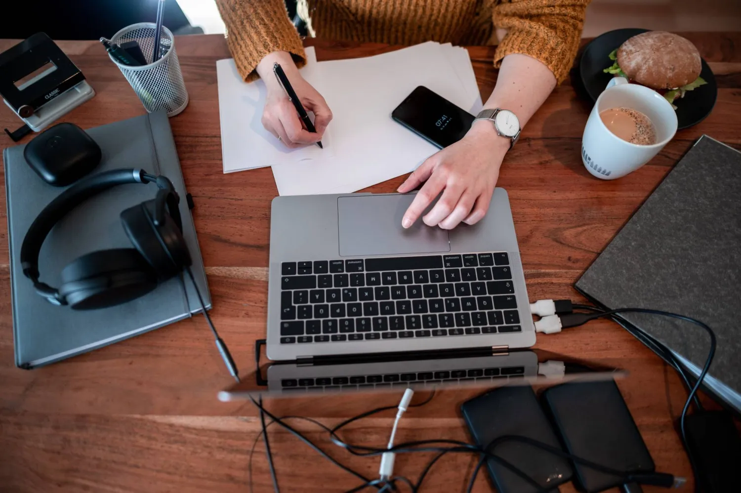 ILLUSTRATION - 19 January 2021, North Rhine-Westphalia, Oberhausen: Woman working on a laptop. Photo: Fabian Strauch/dpa/dpa-tmn