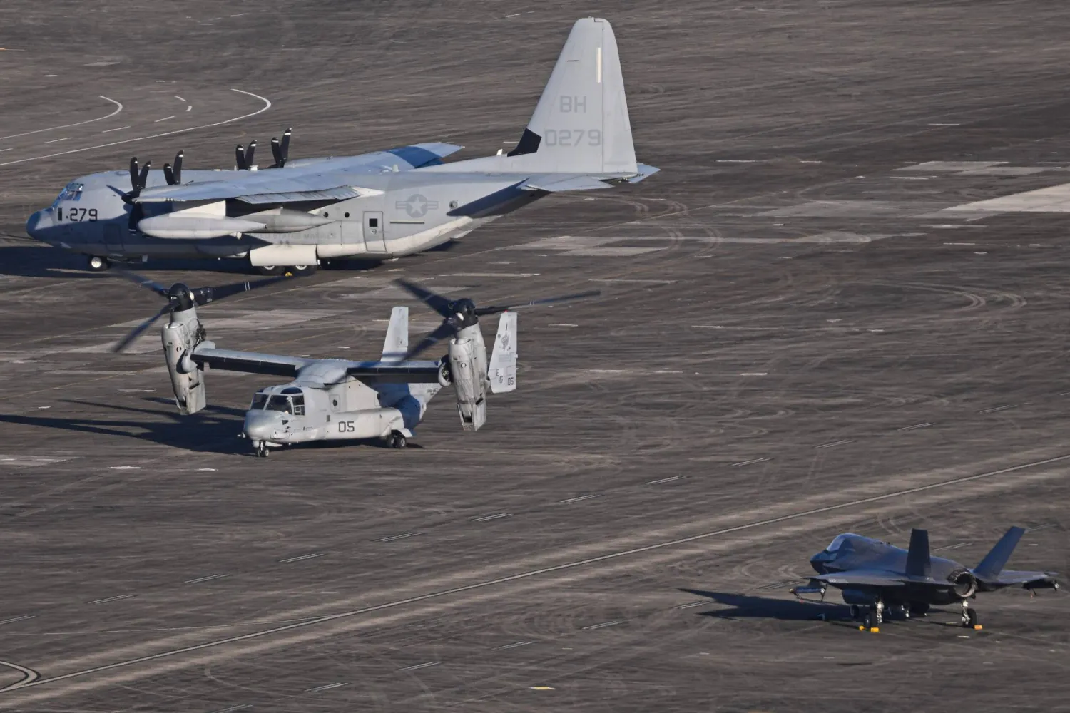 طائرة «أوسبري MV-22» تابعة لسلاح مشاة البحرية الأميركية تتجه إلى مطار خوسيه أبونتي دي لا توري في سيبا ببورتوريكو (أ.ف.ب)