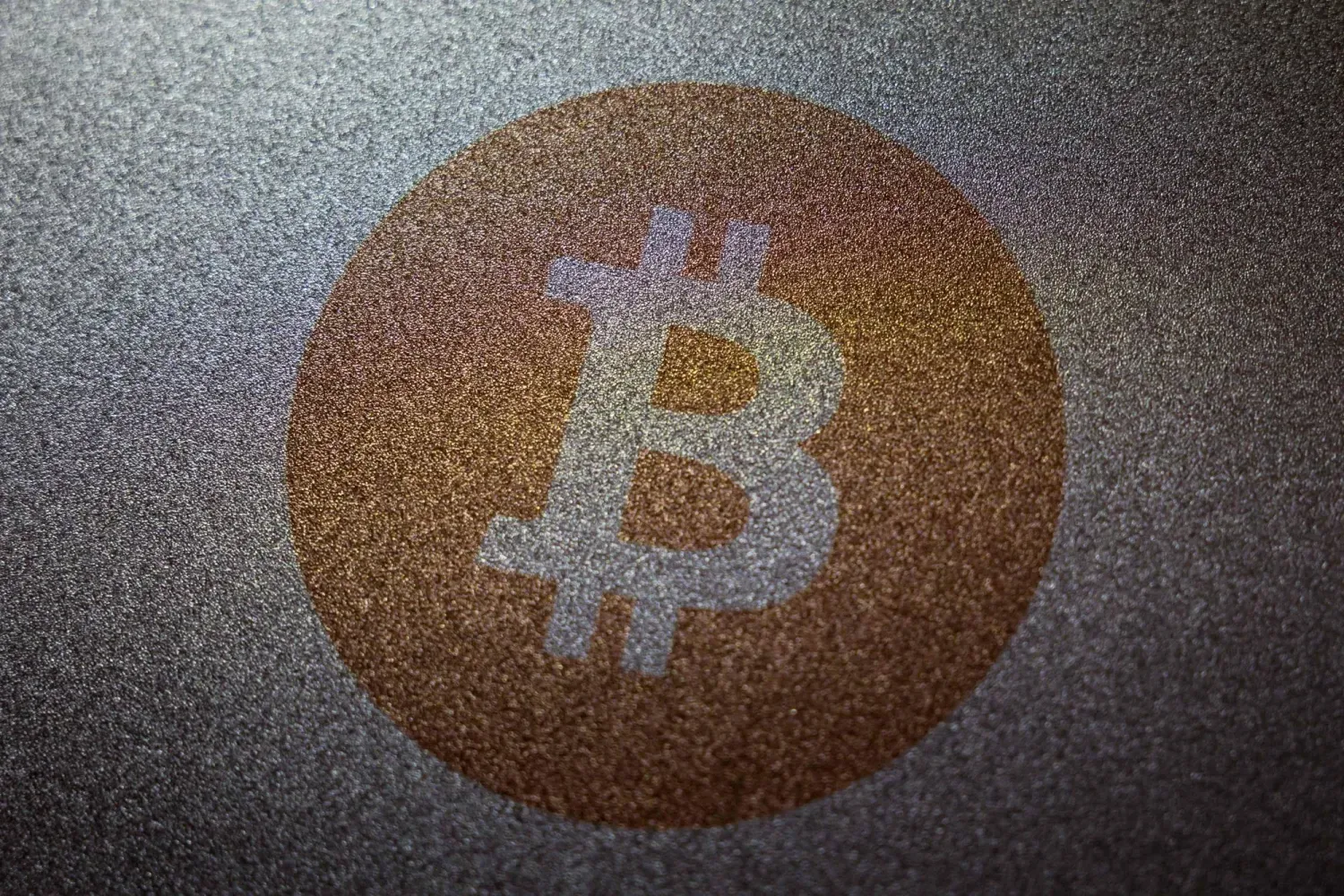 Hong Kong'daki bir kripto para borsasının dışındaki Bitcoin logosu (AFP)
