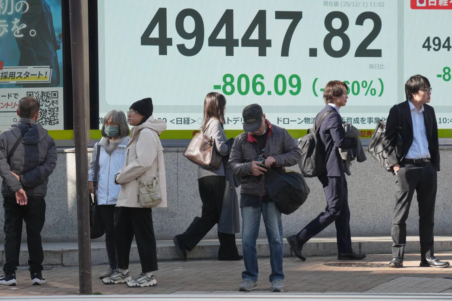 شاشة تعرض حركة الأسهم في وسط العاصمة اليابانية طوكيو (أ.ب)