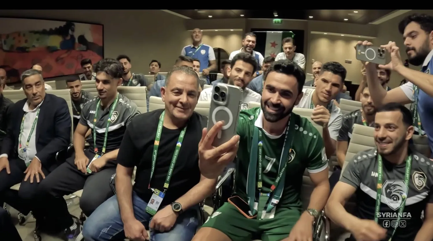 لاعبو منتخب سوريا خلال مكالمة الرئيس أحمد الشرع عبر الفيديو (الاتحاد السوري)