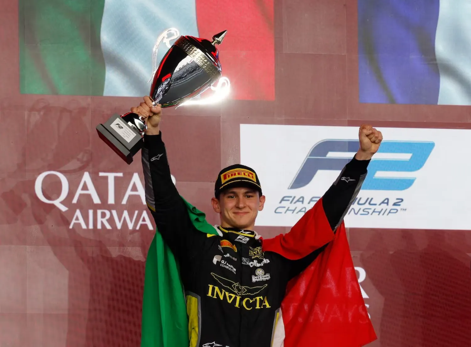 الإيطالي فورنارولي خلال تتويجه بلقب «فورمولا 2» في قطر (رويترز)