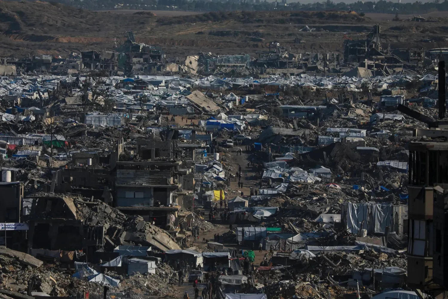 Gazze Şehri'nin doğusundaki evlerinin enkazı arasında yerlerinden edilen Filistinli aileler için geçici çadırlar (EPA)