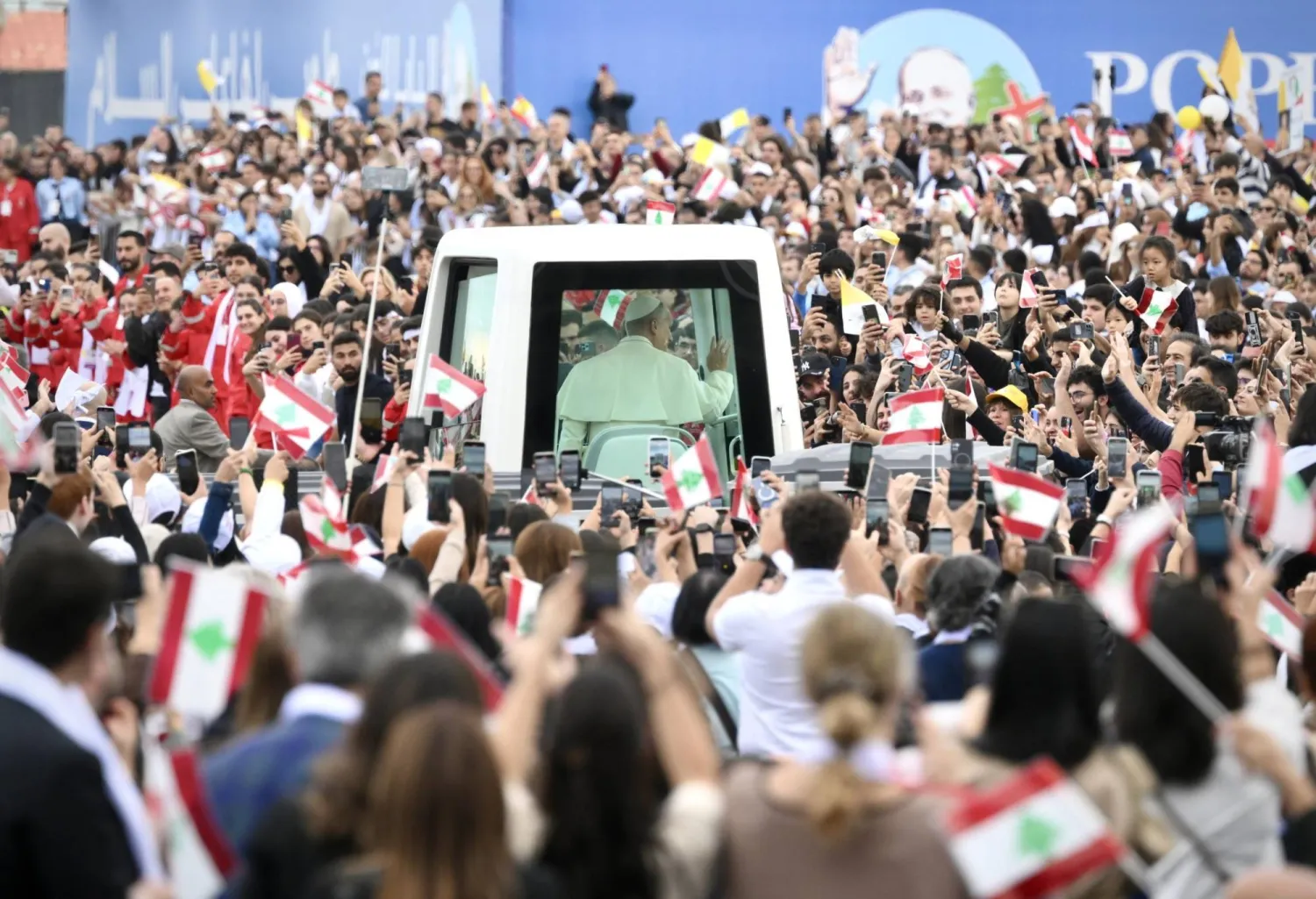 البابا ليو يحيّي الحشود قبل قداس عند الواجهة البحرية في بيروت (إ.ب.أ)