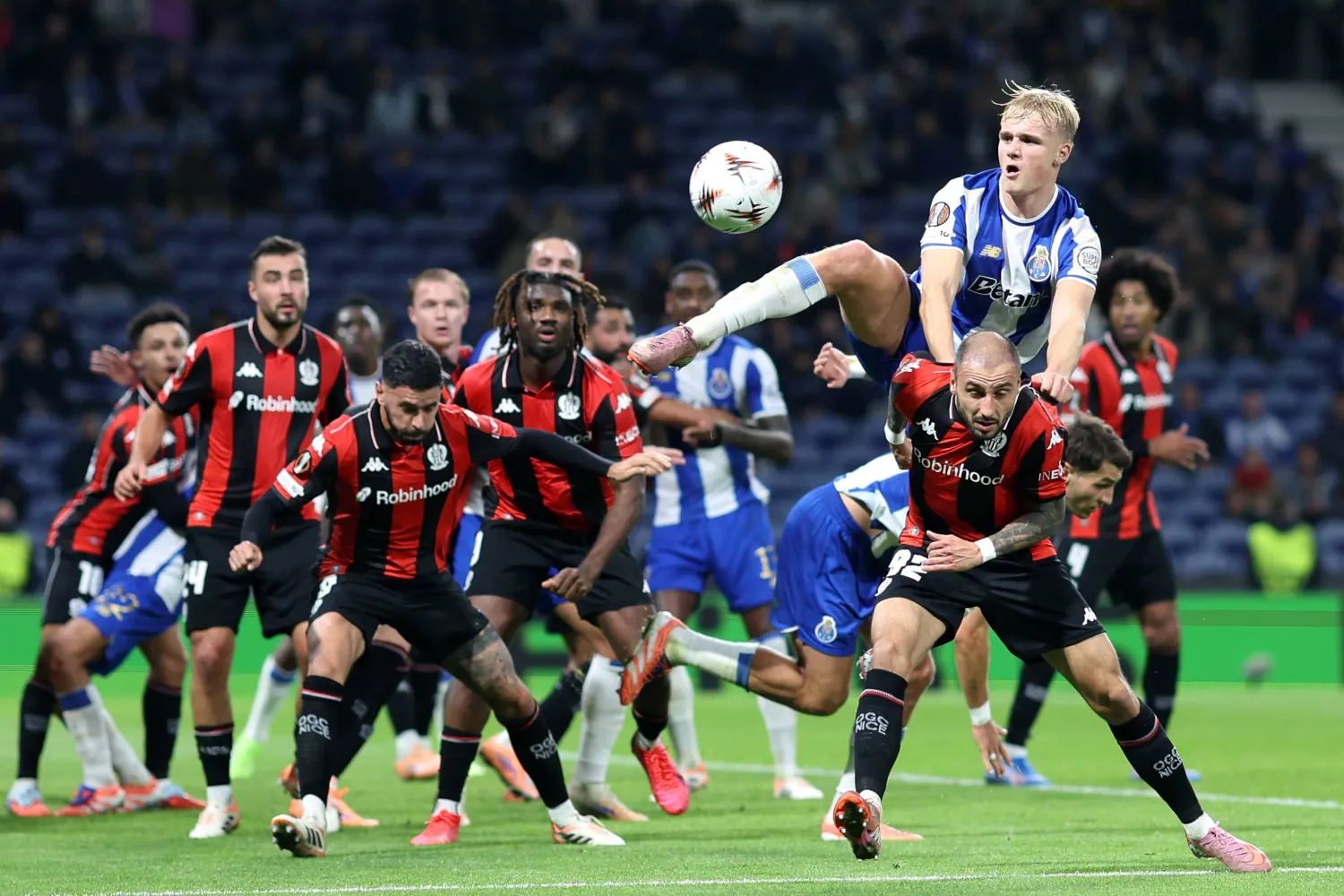 أدان نادي نيس الوقائع «غير المقبولة» بعدما هاجمت الجماهير الغاضبة الجهاز الفني واللاعبين (أ.ب)