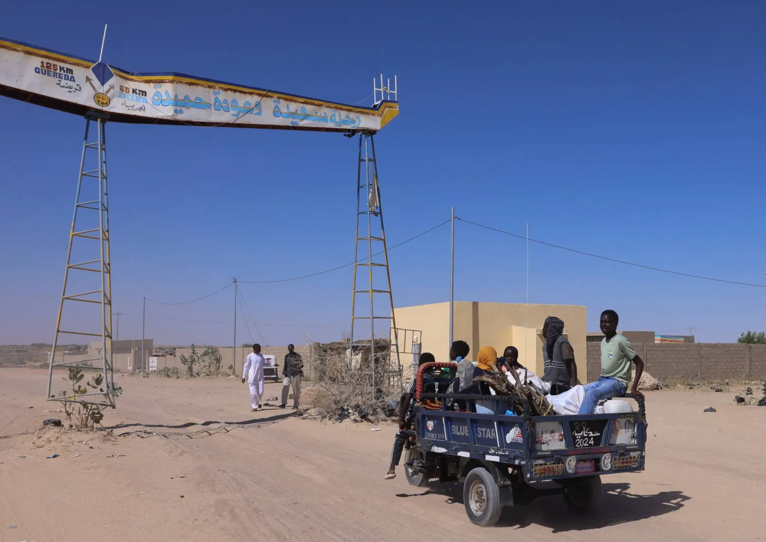 A Sudanese refugee father from al-Fashir rides on a motorized cart with his wife and their daughters as they flee ongoing clashes between the RSF and the Sudanese army, arriving at the entrance city of Tine in eastern Chad, November 22, 2025. REUTERS/Amr Abdallah Dalsh