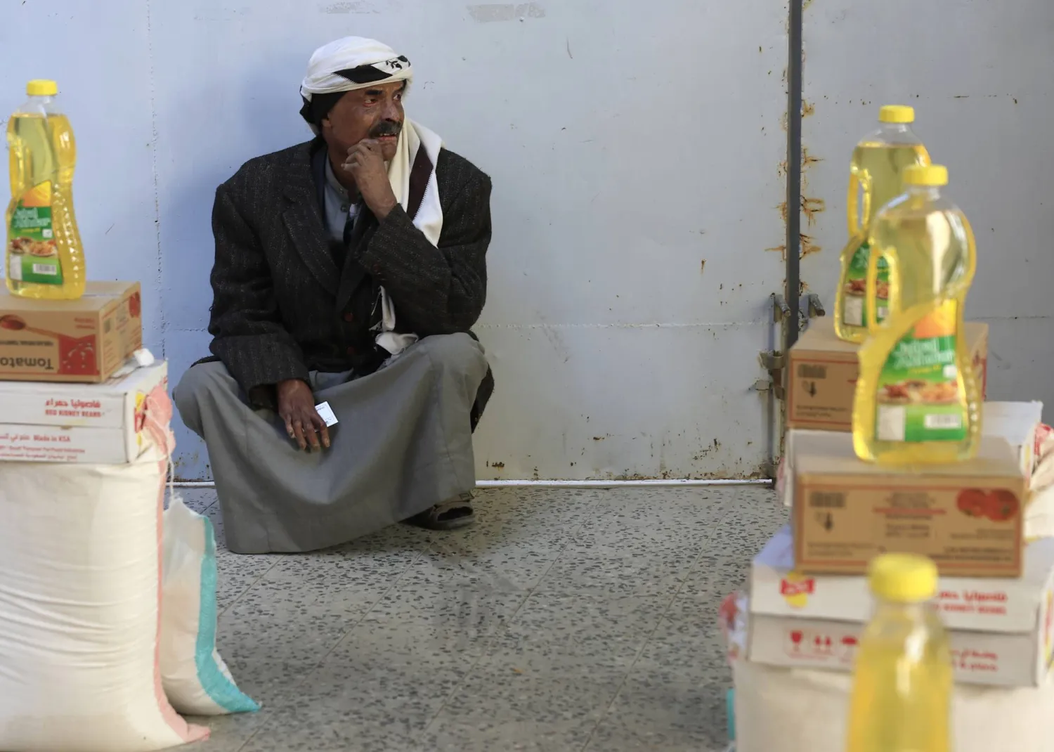 الحوثيون يروجون أن المنتجات المحلية قادرة على توفير احتياجات السكان (إ.ب.أ)