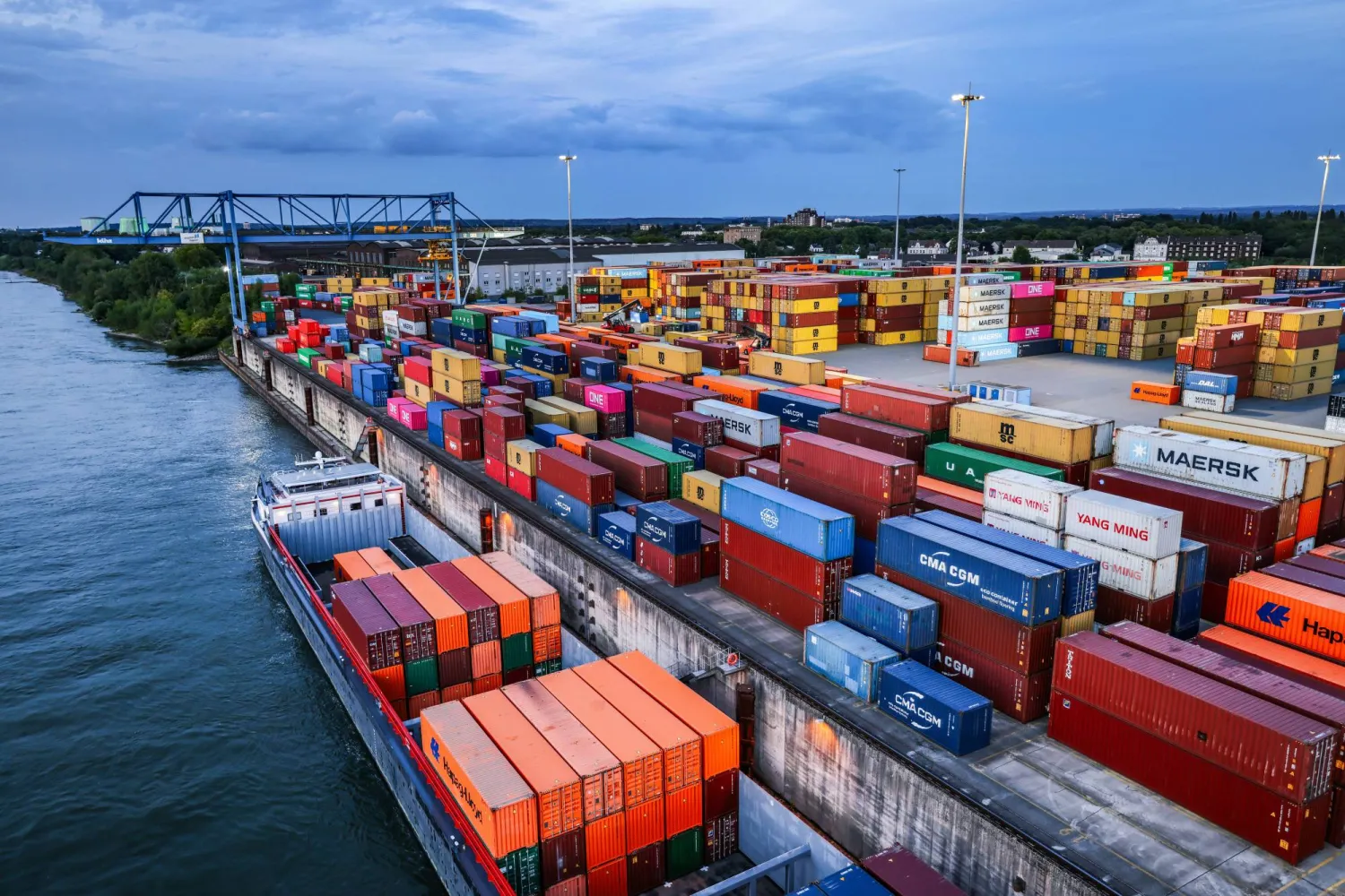 FILED - 30 July 2025, North Rhine-Westphalia, Duisburg: Containers are loaded onto barges in the port of Duisburg. Photo: Oliver Berg/dpa