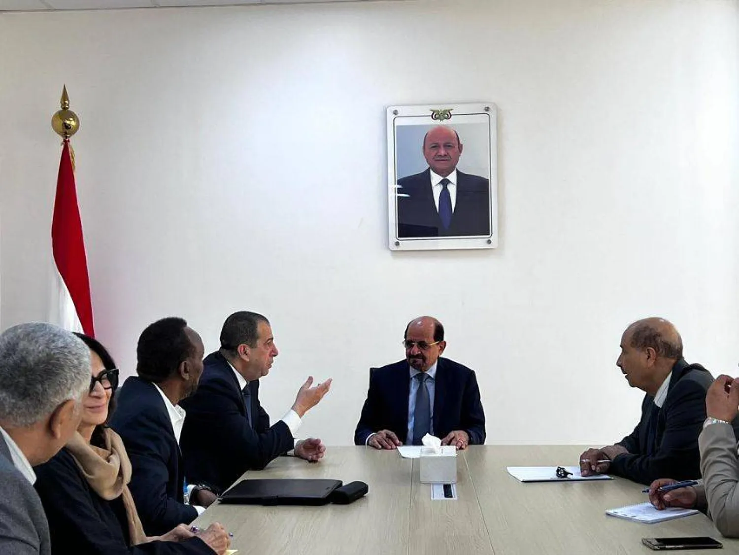 وزير الخارجية اليمني مجتمعاً في عدن مع مسؤول أممي (إعلام حكومي)