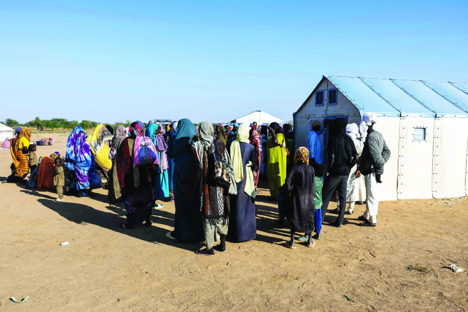 لاجئون سودانيون هاربون من الصراع في بلادهم داخل مخيم أوري كاسوني بتشاد (أ.ف.ب)