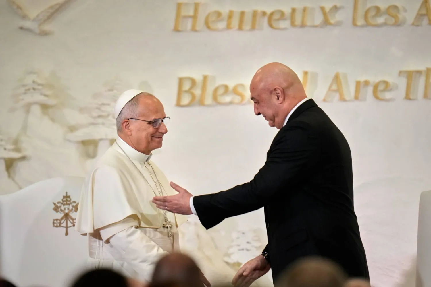 الرئيس اللبناني جوزيف عون يرحب بالبابا ليو الرابع عشر بالقصر الرئاسي في بعبدا (أ.ب)