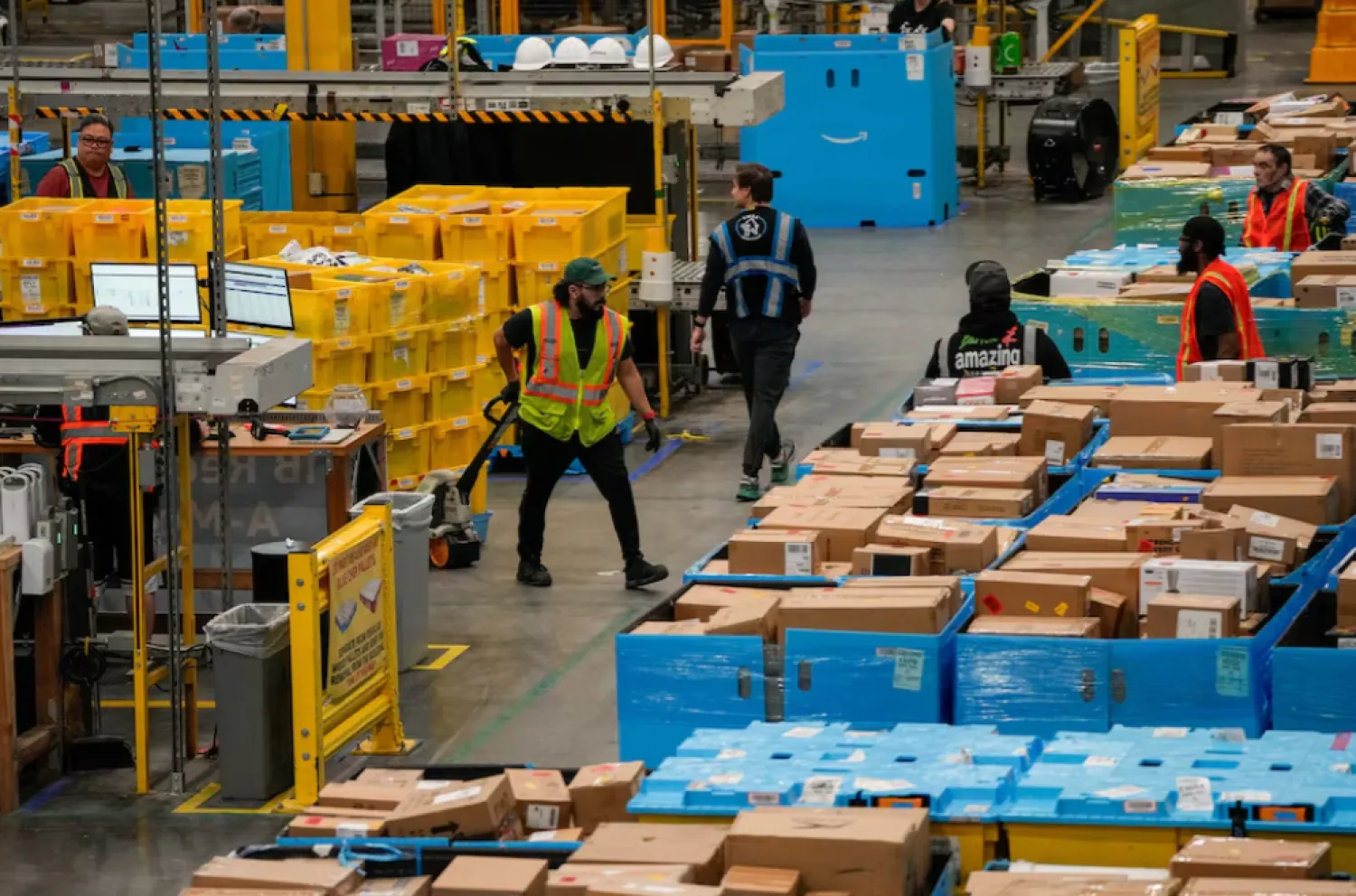 عمال ينقلون المنتجات في مركز «أمازون» بنيو جيرسي خلال يوم الاثنين السيبراني 1 ديسمبر 2025 (رويترز)
