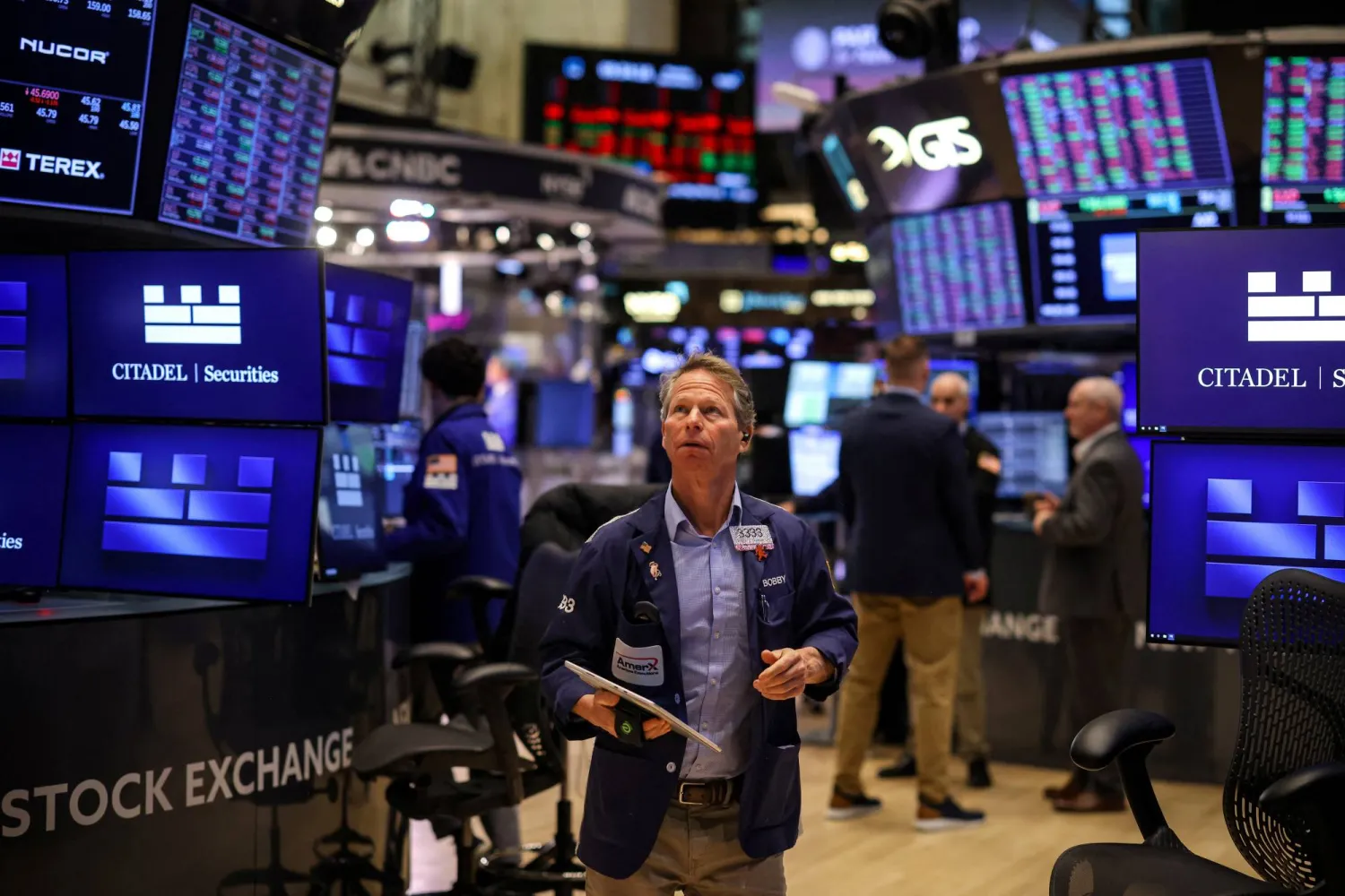 متداول يقف وسط بورصة نيويورك (رويترز)