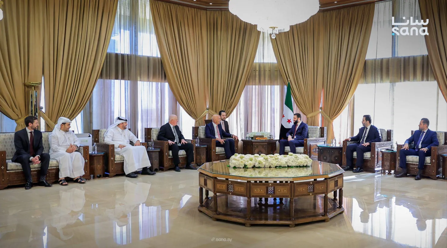 الشرع مستقبلاً وفد «شيفرون» بحضور توماس براك (سانا)