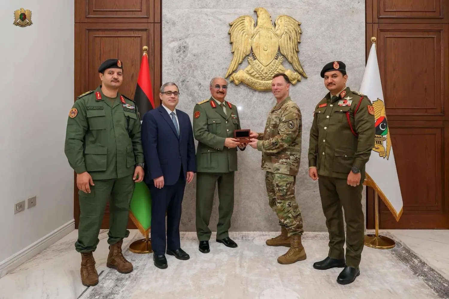 Libya Ulusal Ordusu (LUO) Komutanı Mareşal Halife Hafter ve oğulları, LUO karargâhında AFRICOM Komutanı General Dagvin Anderson ile görüştü, 2 Aralık 2025. (LUO Genel Komutanlığı)