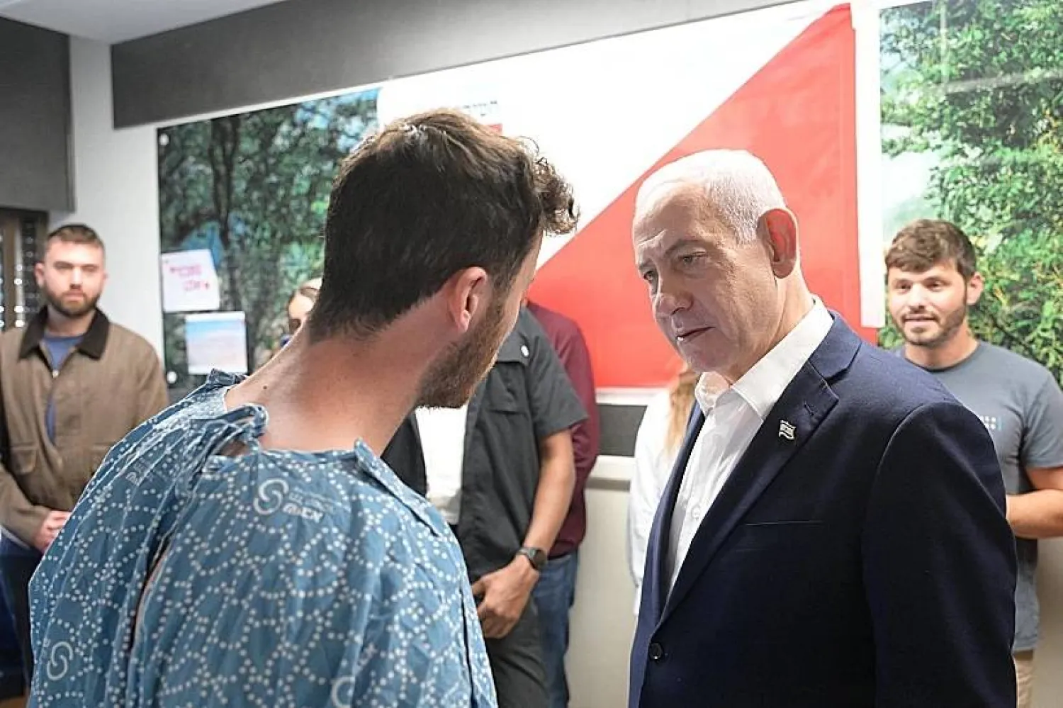 نتنياهو أثناء زيارة جنود جرحى (الإعلام الحكومي)