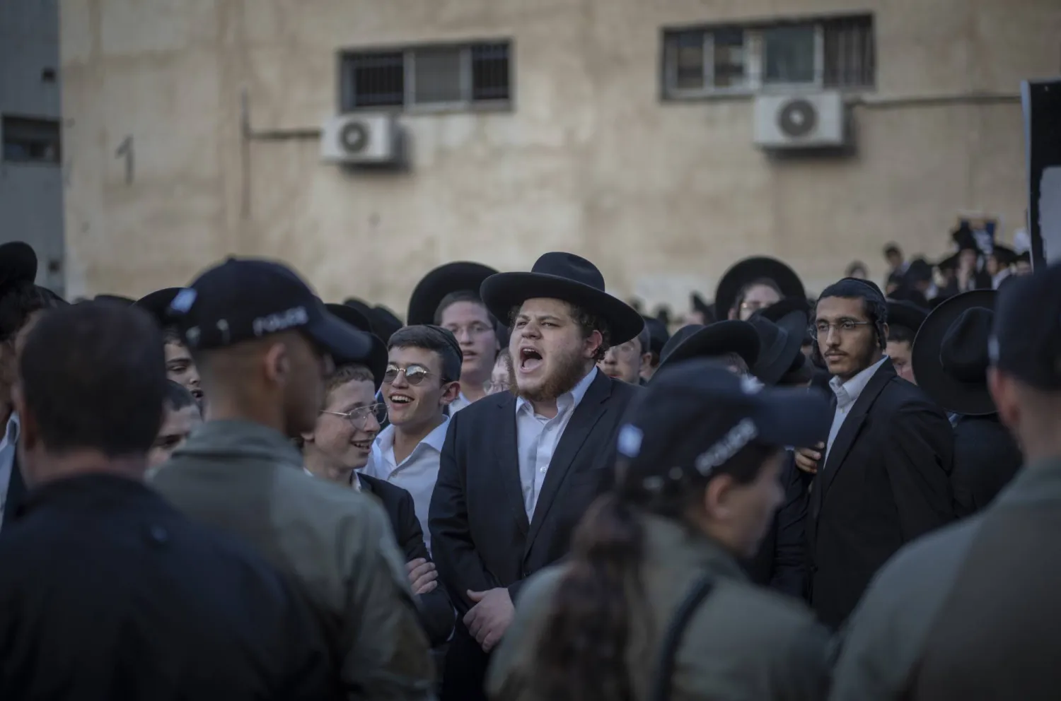 مظاهرة لليهود المتدينين (الحريديم) رفضاً لتجنيد شبابهم بالجيش الإسرائيلي في أبريل 2024 (د.ب.أ)