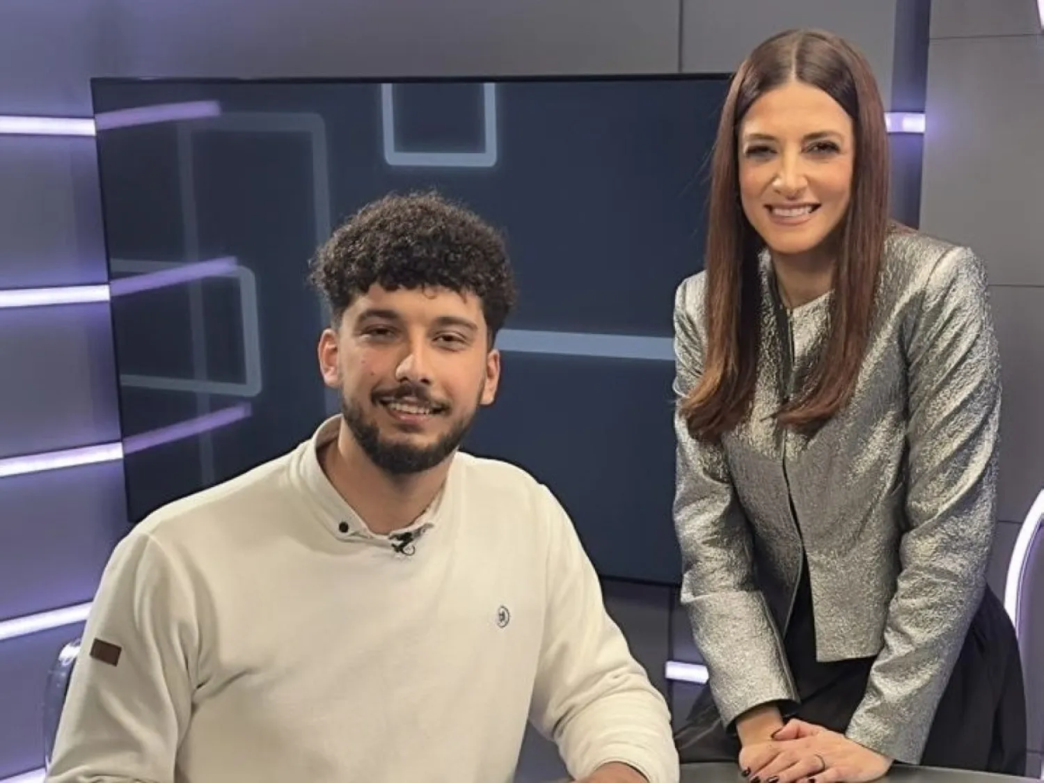 مجدلا مع أحد ضيوفها في برنامجها «أنا غير»... (مجدلا خطار)