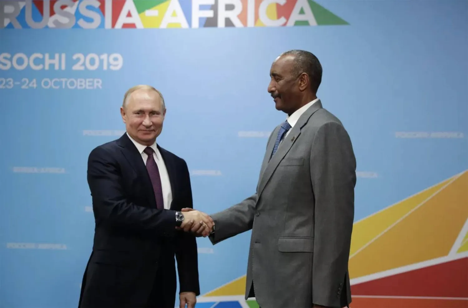 الرئيس بوتين مع قائد الجيش السوداني عبد الفتاح البرهان على هامش قمة «روسيا أفريقيا 2019» في سوتشي (أ.ف.ب)
