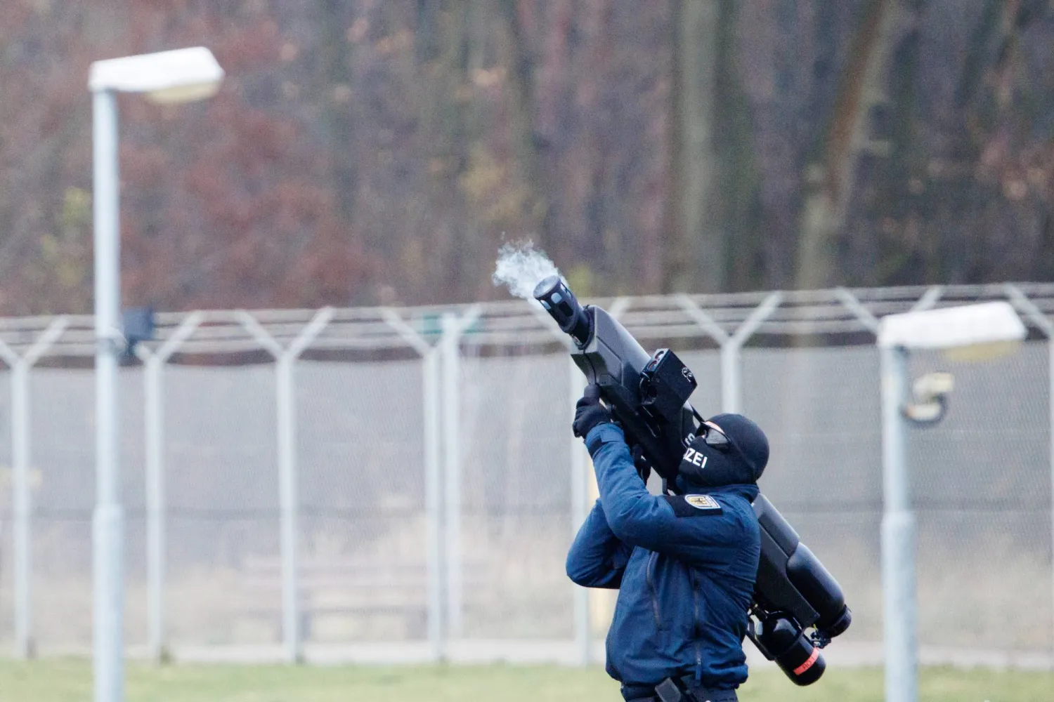 شرطي من وحدة مكافحة الطائرات دون طيار يشارك في عرض بألمانيا (إ.ب.أ)