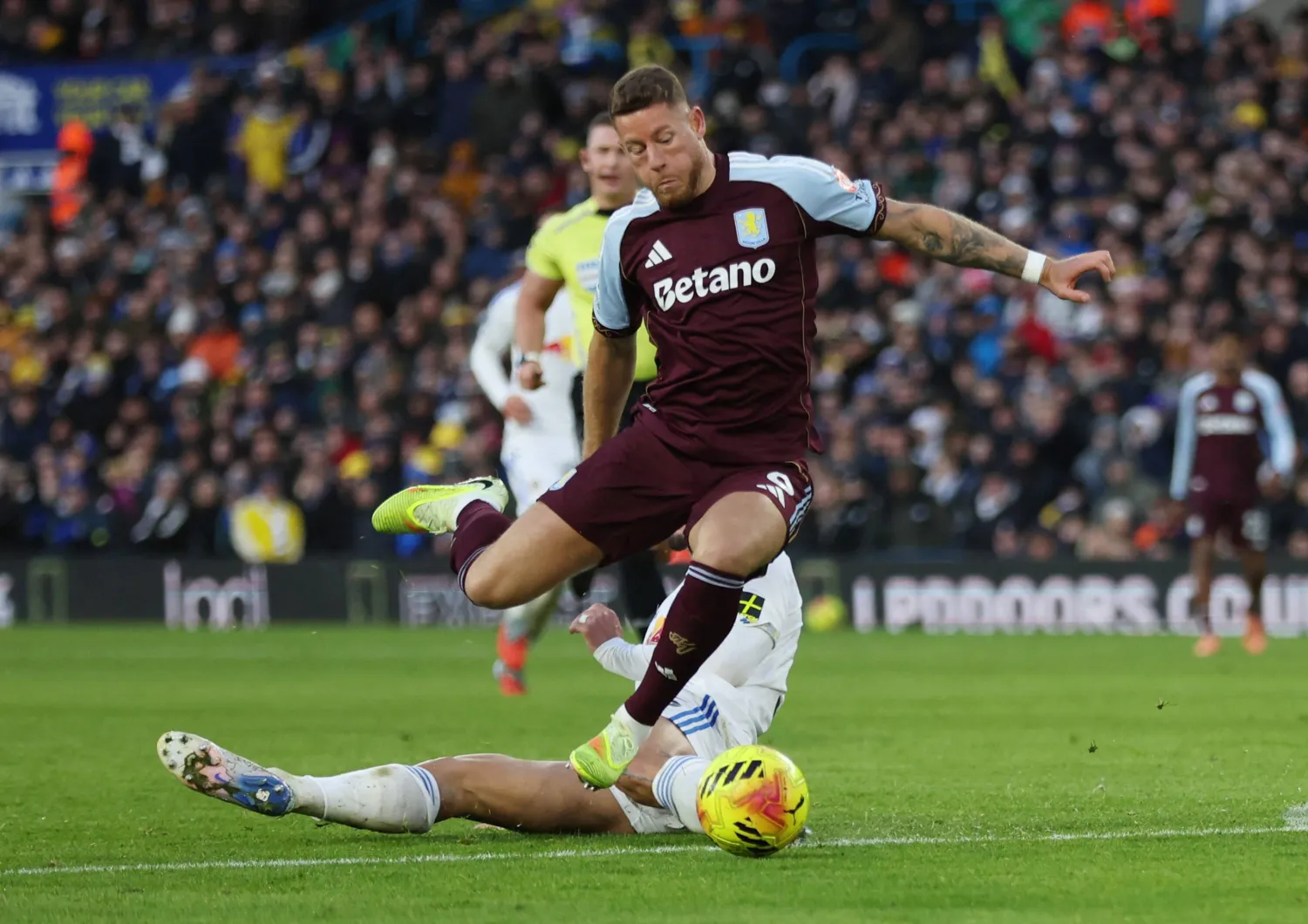 روس باركلي لاعب وسط أستون فيلا (رويترز)