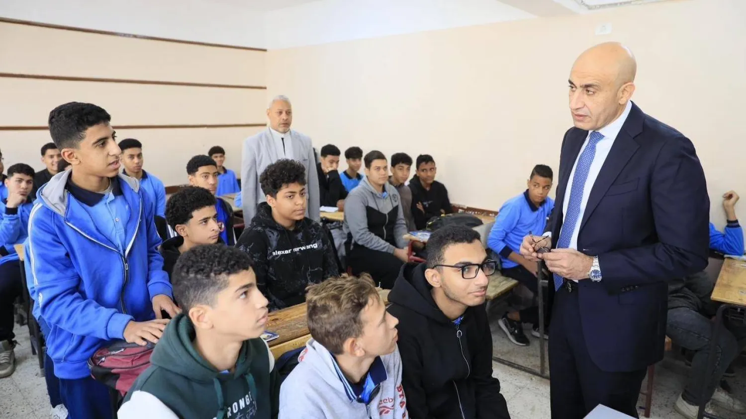 وزير التعليم المصري محمد عبد اللطيف خلال جولته بإحدى المدارس الحكومية بالقاهرة الاثنين (وزارة التربية والتعليم)