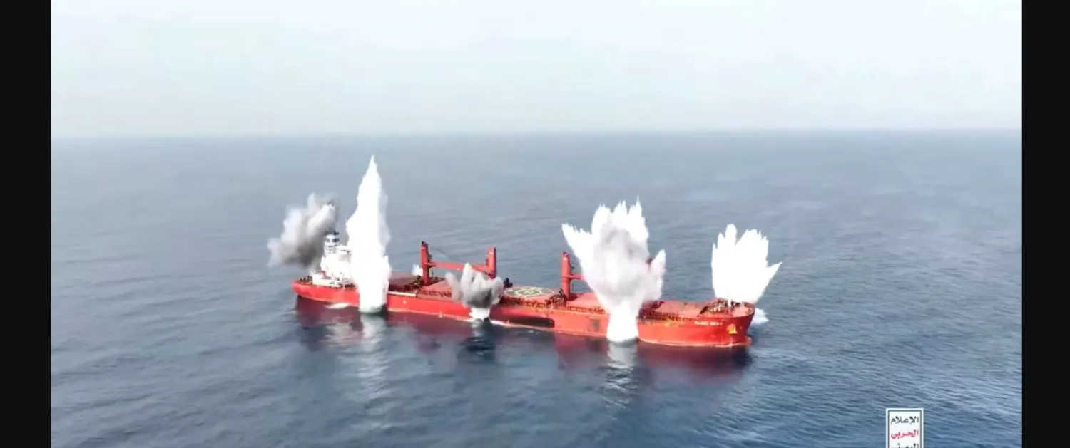 أعمدة الدخان تتصاعد من سفينة الشحن «إم في ماجيك سيز» التي ترفع علم ليبيريا وتديرها شركة يونانية بعد تعرضها لهجوم قبالة جنوب غربي اليمن (رويترز)