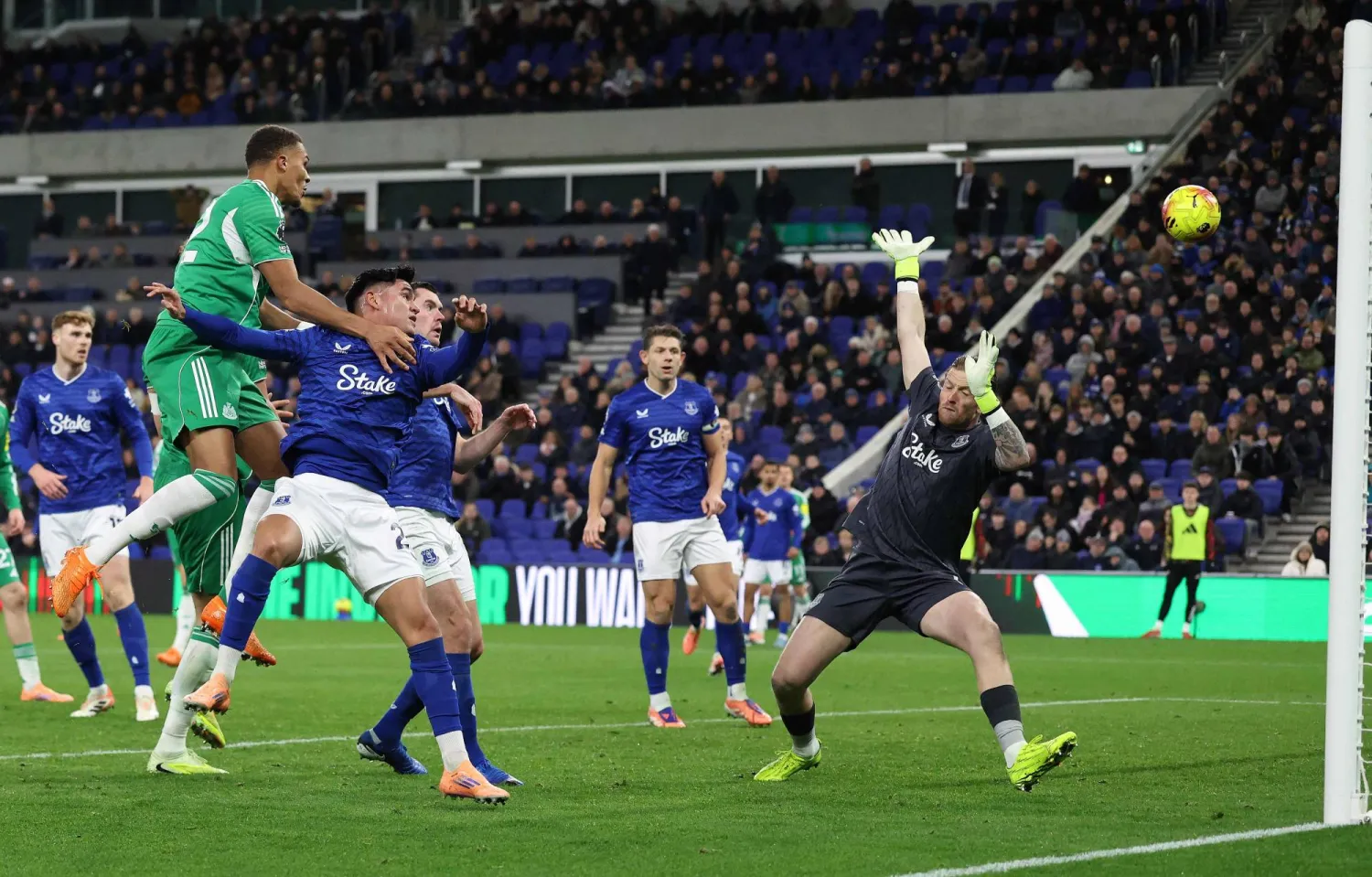 رأسية ثياو تختتم رباعية نيوكاسل وثنائيته في شباك إيفرتون (أ.ف.ب)