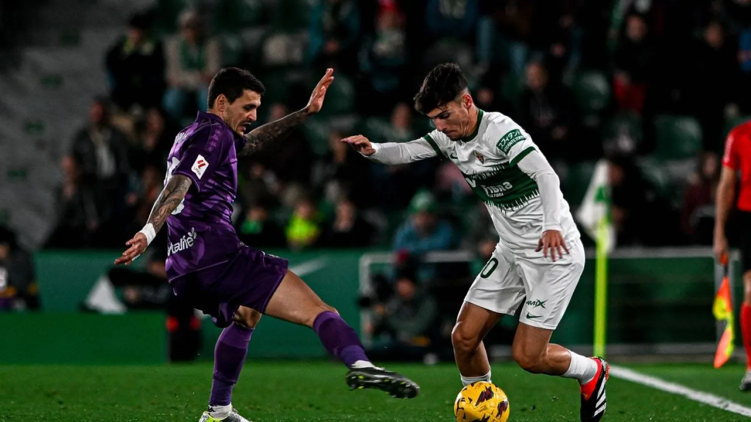 ميندوزا لاعب خط وسط إلتشي (يمين) أبهر الجميع في أول موسم له في الدوري الإسباني الممتاز (غيتي)